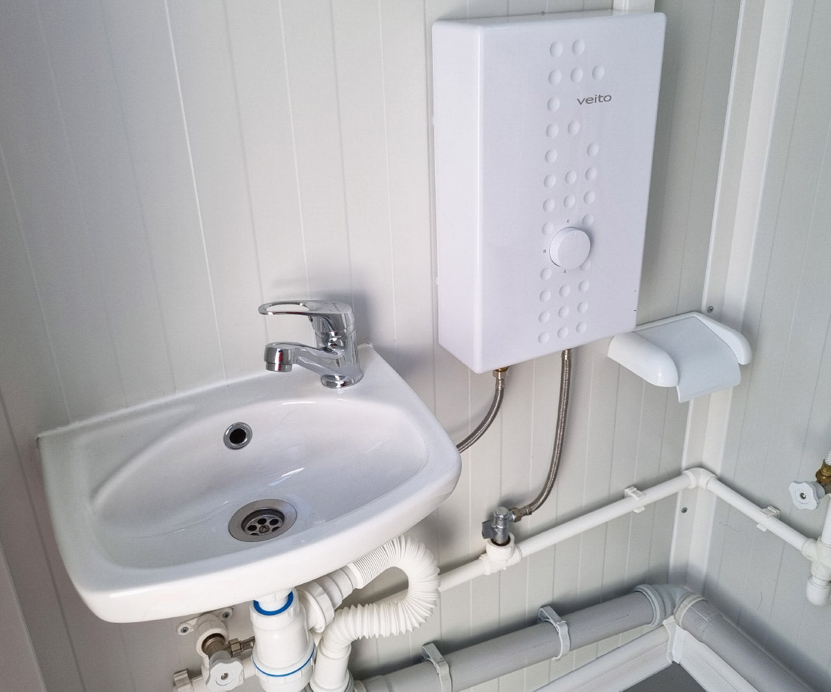 Sanitärcontainer RAL 9002 - Klo Pissoir Waschbecken mit Warmwasser