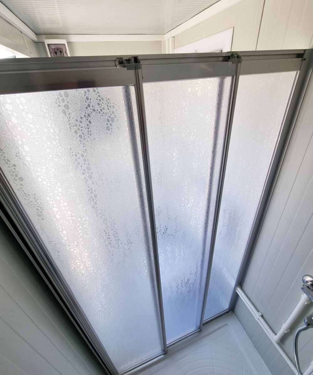 Großer Sanitärcontainer mit WC Dusche und Warmwasser in RAL9002 weiß