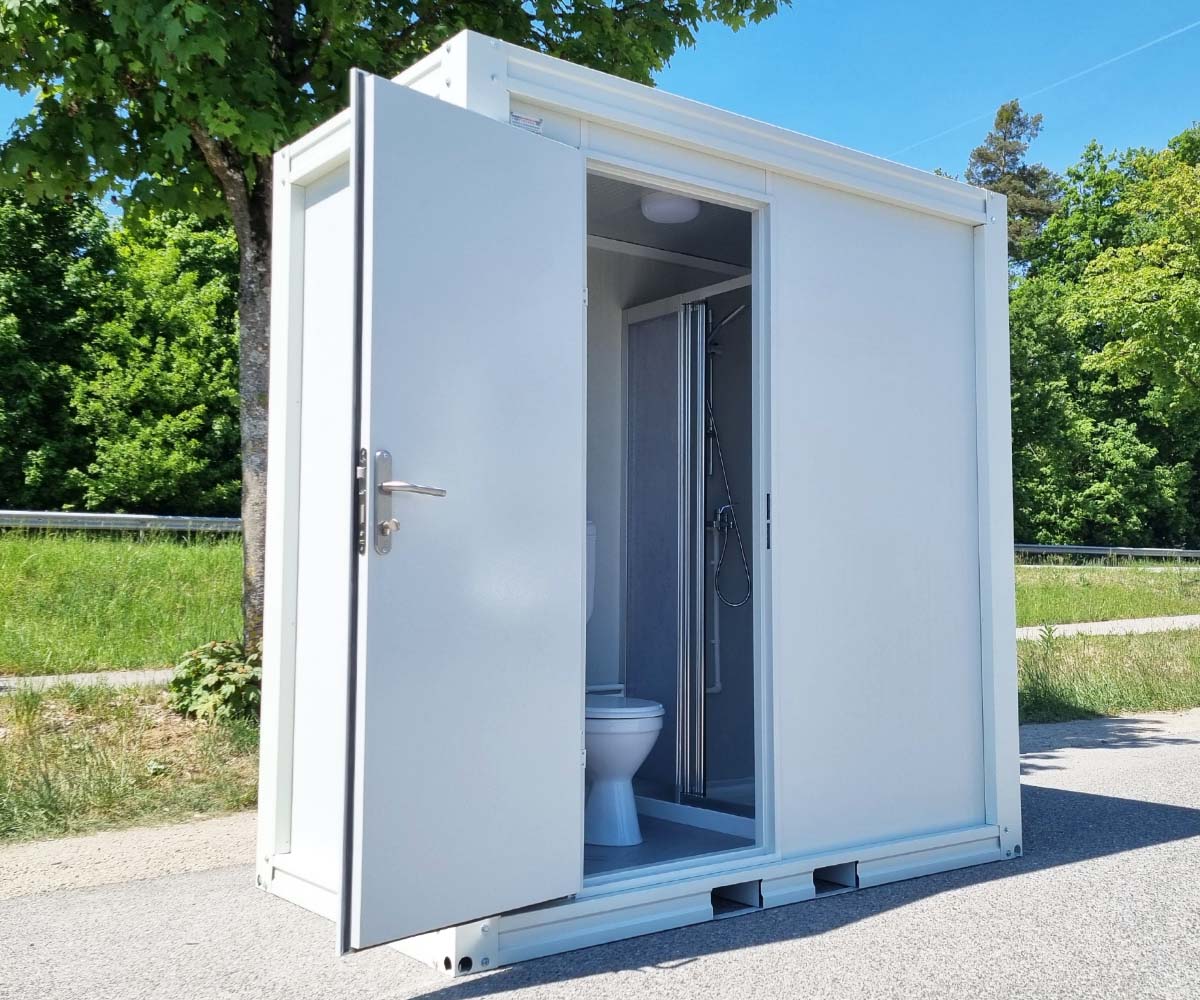 Großer Sanitärcontainer mit WC Dusche und Warmwasser in RAL9002 weiß