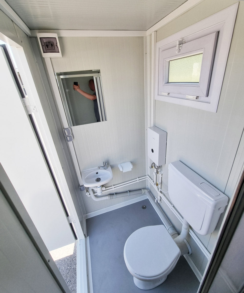 Großer Sanitärcontainer mit WC Dusche und Warmwasser in RAL9002 weiß