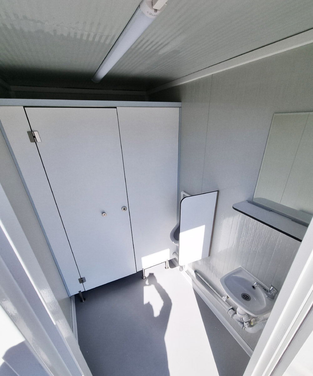 3m PREMIUM Toilettencontainer - Doppelkabine Mann / Frau RAL7016 mit Warmwasser und Heizung