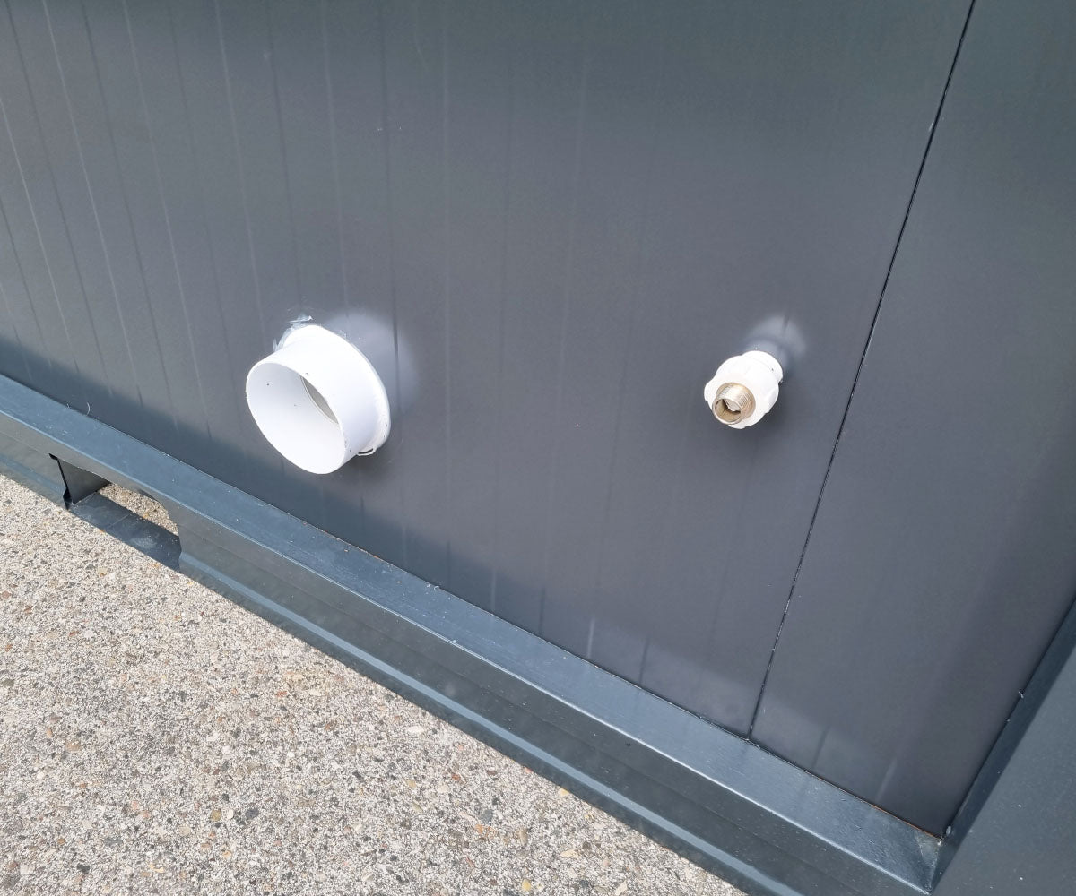 Behindertengerechter Sanitärcontainer mit Rampe und Warmwasser – RAL 7016
