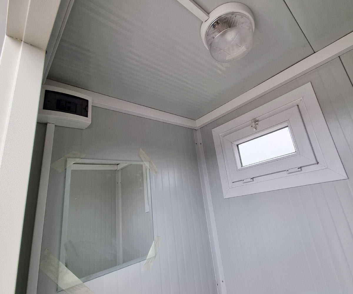 Sanitärcontainer RAL 9002 - Klo Pissoir Waschbecken mit Warmwasser