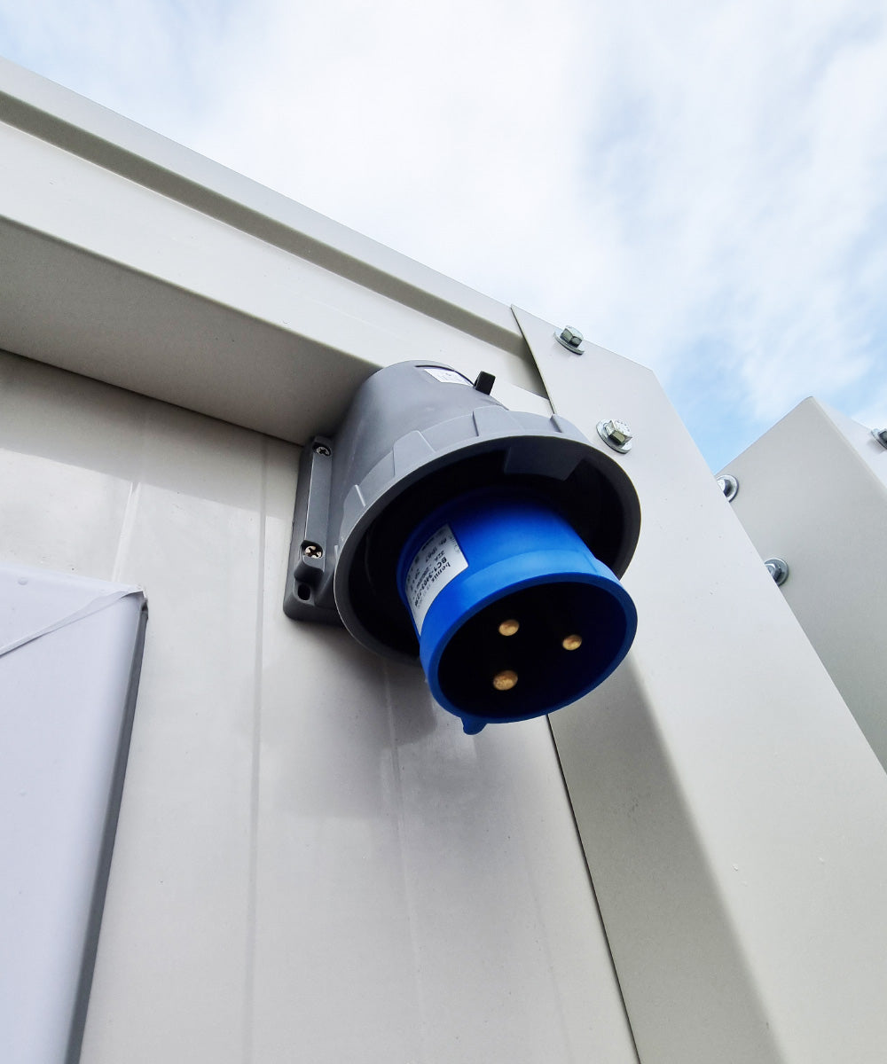 Sanitärcontainer RAL 9002 - Klo Pissoir Waschbecken mit Warmwasser